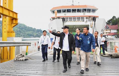 Tinjau Pelabuhan Ajibata, Menhub Dudy Pastikan Kesiapan Nataru di Toba
