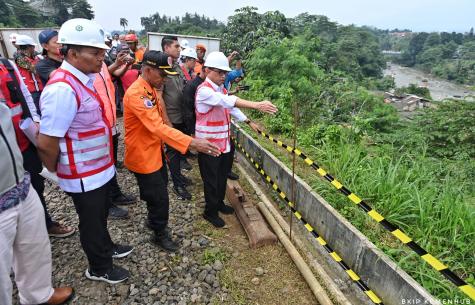 Menhub Cek Upaya Pemulihan Jalur KA Bogor-Sukabumi yang Terdampak Longsor