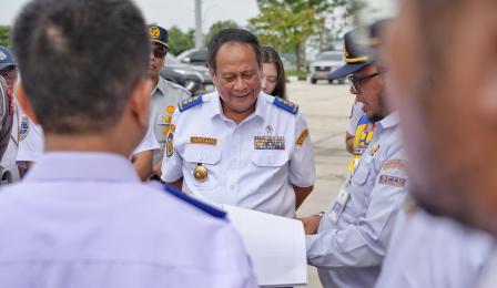 Wakil Menteri Perhubungan Suntana meninjau Unit Pelaksana Penimbangan ...