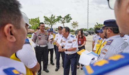 Wakil Menteri Perhubungan Suntana meninjau Unit Pelaksana Penimbangan ...