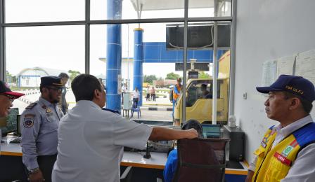 Wakil Menteri Perhubungan Suntana meninjau Unit Pelaksana Penimbangan ...