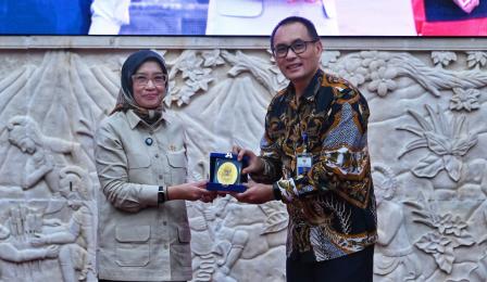 Sekretaris Jenderal Kementerian Perhubungan Antoni Arif Priadi mendampingi ...