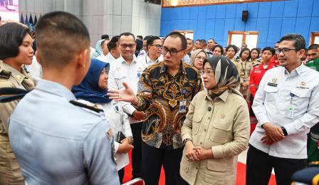 Sekretaris Jenderal Kementerian Perhubungan Antoni Arif Priadi mendampingi ...