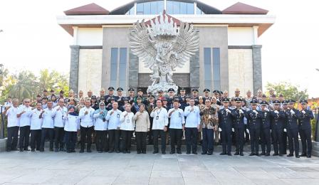 Sekretaris Jenderal Kementerian Perhubungan Antoni Arif Priadi mendampingi ...
