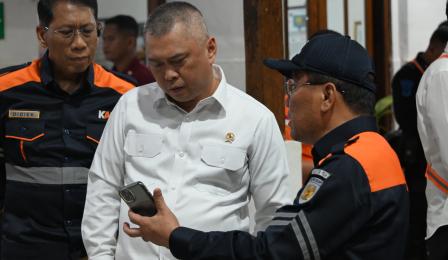  Menteri Perhubungan meninjau lokasi kejadian anjloknya kereta Argobromo ...