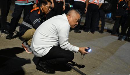  Menteri Perhubungan meninjau lokasi kejadian anjloknya kereta Argobromo ...