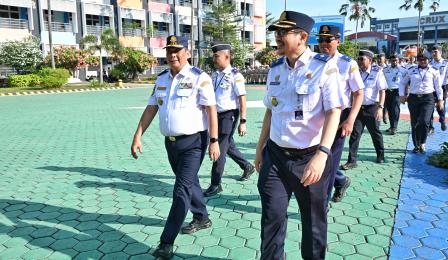 Wakil Menteri Perhubungan Suntana saat memberikan Amanat pada ...
