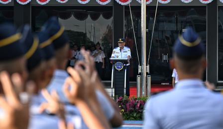 Wakil Menteri Perhubungan Suntana saat memberikan Amanat pada ...