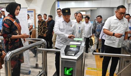 Menteri Perhubungan Dudy Purwagandhi menaiki LRT Sumsel dari ...