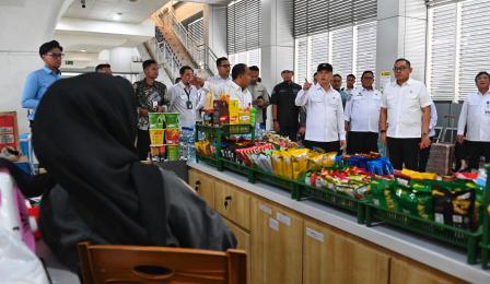 Menteri Perhubungan Dudy Purwagandhi menaiki LRT Sumsel dari ...