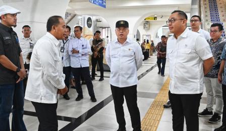 Menteri Perhubungan Dudy Purwagandhi menaiki LRT Sumsel dari ...