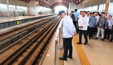 Menteri Perhubungan Dudy Purwagandhi menaiki LRT Sumsel dari ...