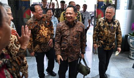 Wakil Menteri Perhubungan Suntana mendampingi Menteri Perhubungan Dudy ...