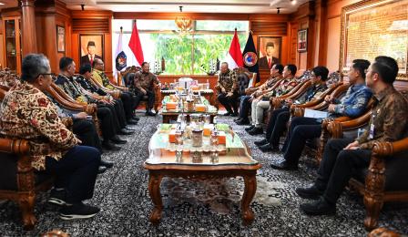 Wakil Menteri Perhubungan Suntana mendampingi Menteri Perhubungan Dudy ...