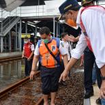 Menhub Tinjau Banjir di Stasiun Tawang