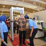 Beri Penghargaan Kepada Aviation Security, Menhub Minta Perketat Keamanan Bandara