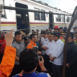 Tinjau Lokasi Anjloknya Kereta, Menhub Minta Evakuasi Kereta Segera Diselesaikan Malam Ini