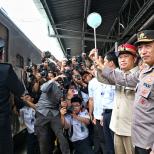 Menhub Dudy Lepas Langsung Keberangkatan Perdana Angkutan Motor Gratis dengan Kereta Api dari Stasiun Pasar Senen