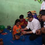Kunjungi Pengungsi Korban Bencana Erupsi Gunung Agung, Menhub Serahkan Sejumlah Bantuan