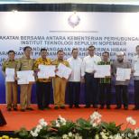 Hibahkan Kapal Ke Pemda, Menhub Ingin Konektivitas dan Keselamatan Pelayaran Rakyat Meningkat