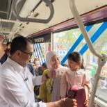 Naik Transjakarta, Menhub Ajak Masyarakat Gunakan Transportasi Umum Massal Perkotaan