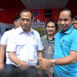 Menhub Bersama Pengemudi Angkutan Online Membuat SIM A Umum