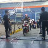 Arus Balik, KRI MAKASSAR-590 Angkut 225 Motor Dan 710 Peserta Mudik Gratis Kemenhub Tujuan Jakarta
