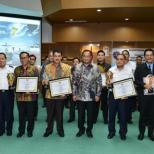 Menhub Beri Penghargaan Keselamatan Transportasi Tahun 2016 kepada 4 Operator