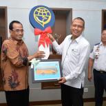 Menhub Berikan Bus Kepada Universitas Sebagai Bentuk Motivasi Kepada Penerus Bangsa