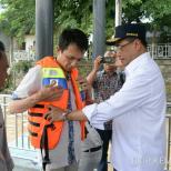 Perhatikan Keselamatan Pelayaran, Menhub Bagikan Life Jacket Di Pelabuhan Sungai Duku