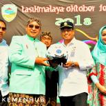 Dukung Keselamatan Jalan Di Tasikmalaya, Menhub Serahkan 50 Helm dan 1 Buah Bus