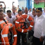 Kunjungi Dermaga 16 Ilir Palembang, Menhub Serahkan Life Jacket dan Tinjau Padat Karya