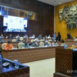 RAKER DENGAN KOMISI V DPR, MENHUB SAMPAIKAN ANTISIPASI LONJAKAN PENUMPANG DAN KENDARAAN DI LIBUR NATARU