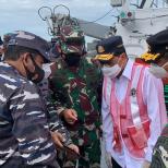 TIM GABUNGAN TEMUKAN BAGIAN PESAWAT SRIWIJAYA SJ 182