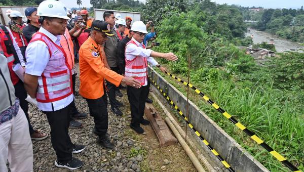 Menhub Cek Upaya Pemulihan Jalur KA Bogor-Sukabumi yang Terdampak Longsor