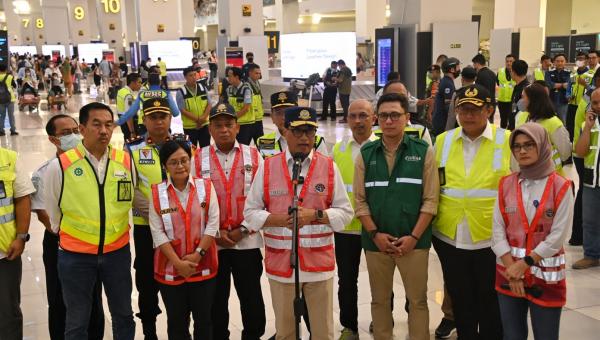 Evaluasi Arus Mudik : Jumlah Penumpang Pesawat Di Bandara Soekarno ...