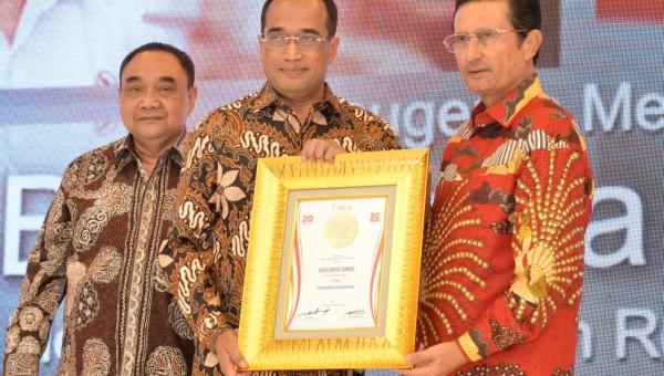 Menhub Raih Penghargaan Sebagai Tokoh Konektivitas Nusantara